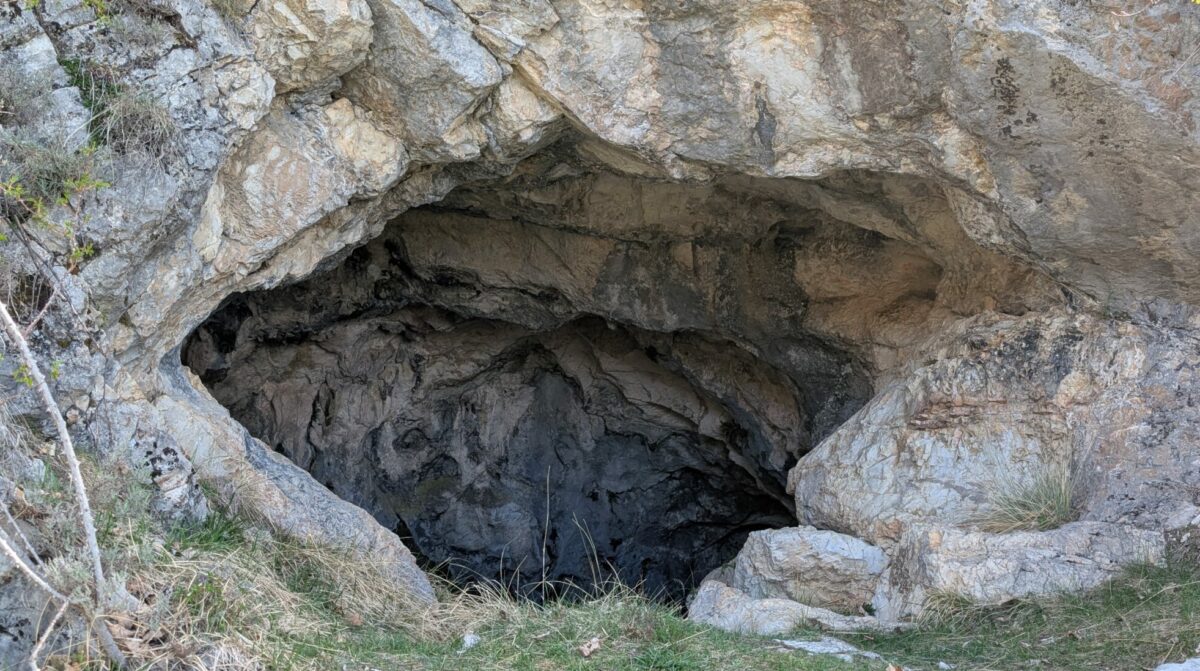 Grotte du Pertui départ  du  Chatelard…. La Roche des Arnauds